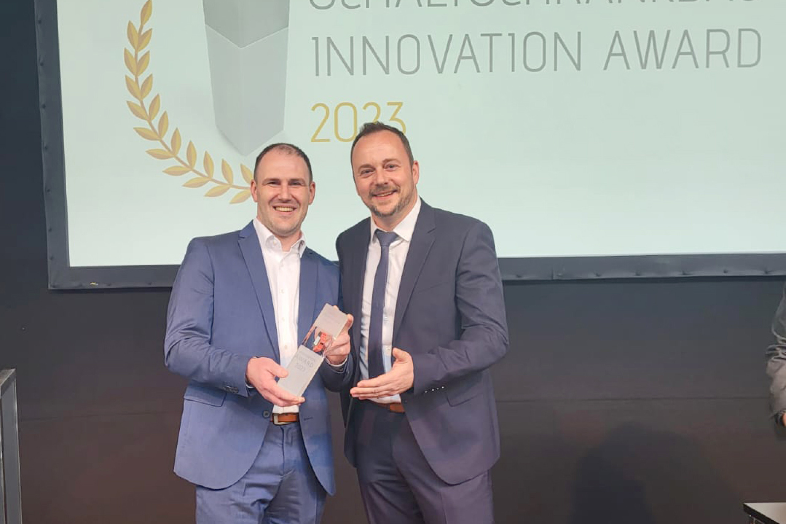 Alexander Schneider &amp; Michael Oleynik at the presentation of the Innovation Award 2023 for the AMFE multialert® mini